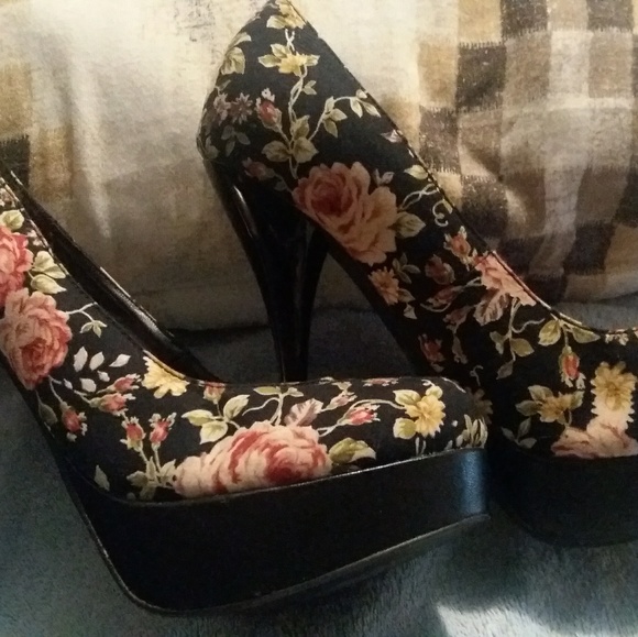 🥀Sexy black flower print heels!🌹 - Picture 2 of 5